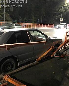 Легковушка разбила ограждение на отремонтированном путепроводе в Минводах