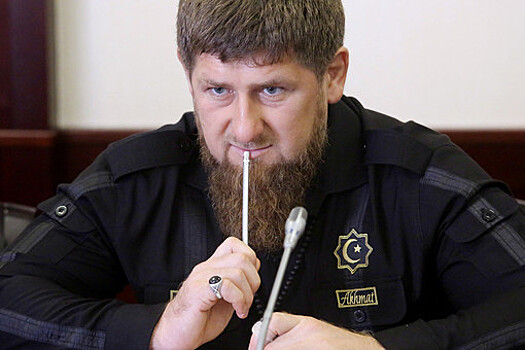Парламент Чечни наградил орденами мать и жену Кадырова