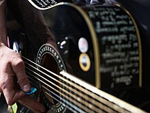 Песню "Алтын балалык" перевели и спели на русском языке — видео