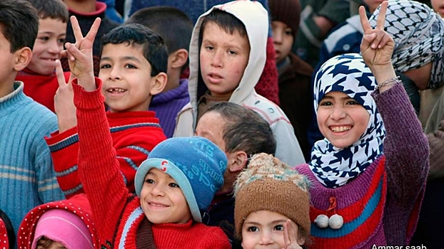 Сирийские дети получили новогодние подарки от школьников из России