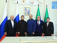 Меликов пообещал проконтролировать завершение спортобъектов, начатых отцом Нурмагомедова