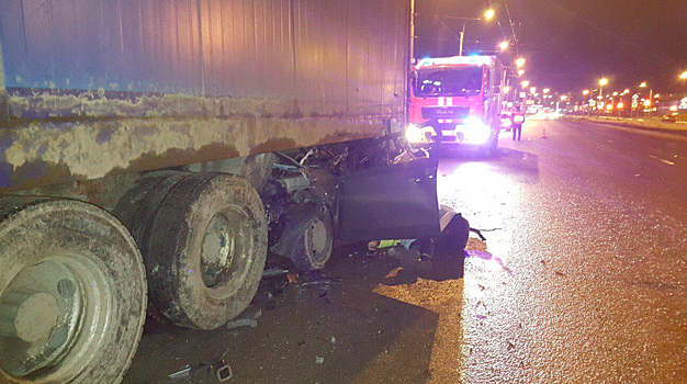 В Санкт-Петербурге водитель легкового автомобиля въехал под грузовик