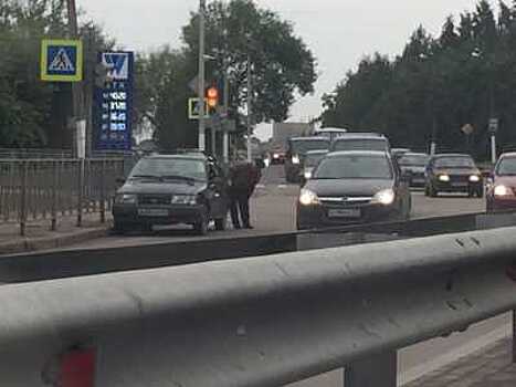 Столкновение КамАЗа и легковушки заблокировало выезд из Выборга
