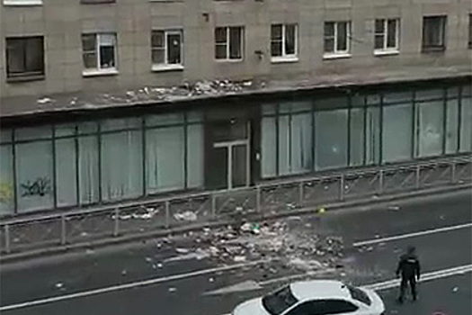 Россиянка решила избавиться от всех вещей в квартире и выкинула их в окно