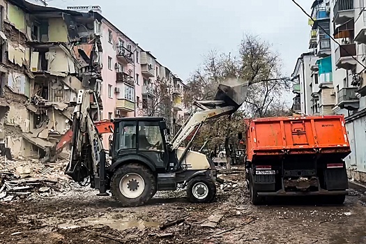 Спасатели завершили разбор завалов в частично обрушившемся доме в Астрахани