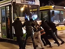 В Тюмени прохожие самостоятельно выталкивали застрявший в снегу автобус