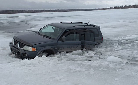 Автомобиль провалился под лед под Бердском
