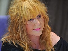 Новая прическа и платиновый блонд: неузнаваемая Пугачева пришла на день рождения дочери Николаева