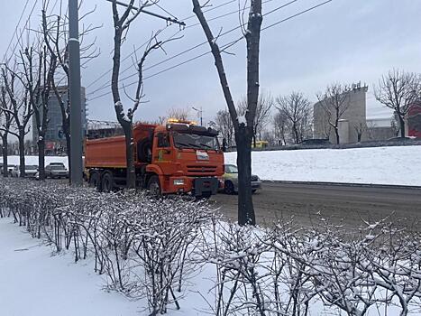 В Приморье водители снегоуборочной техники устроили дрифт на дороге