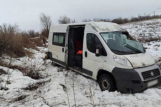 Под Волгоградом в ДТП с микроавтобусом один человек погиб, шестеро пострадали