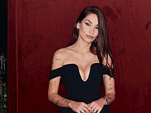 Жена футболиста Смолова вышла на публику в платье с глубоким декольте