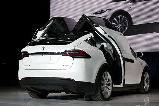 Tesla отзывает 11 тысяч кроссоверов Model X