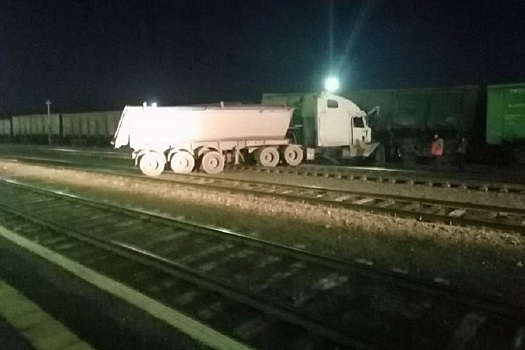 На Урале грузовик с силосом протаранил грузовой поезд