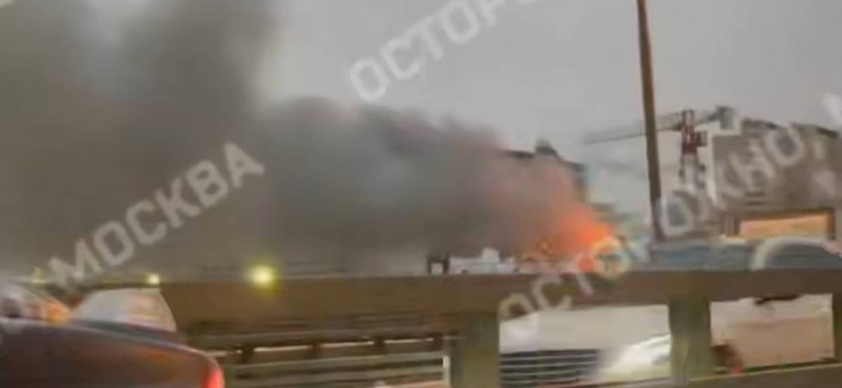 Цветочный склад загорелся около Рижского рынка в Москве