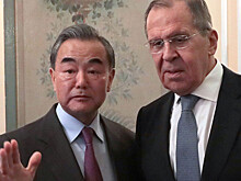 Захарова: главы МИД России и Китая проводят встречу на саммите АСЕАН