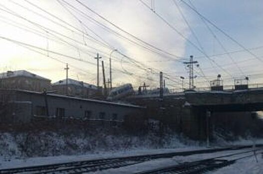 В Златоусте маршрутка едва не упала с ж/д моста