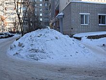 Заснеженные дворы стали причиной ежедневных аварий в Костроме