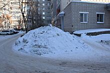 Заснеженные дворы стали причиной ежедневных аварий в Костроме