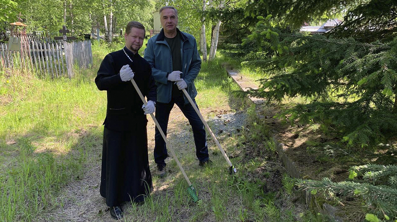 Более 850 салехардцев очистили от мусора старое кладбище