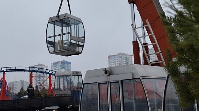 Из ЦПКиО Волгограда увезли последние 7 кабинок 50-метрового колеса обозрения