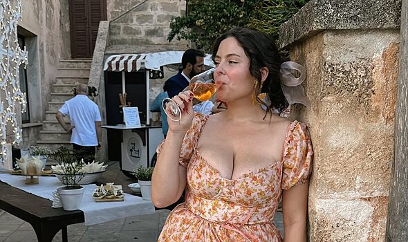 Блогершу раскритиковали из-за откровенного наряда на свадьбе подруги