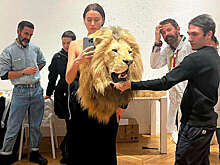 Ирина Шейк встала на защиту платья Schiaparelli с головой льва