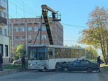Автобус протаранил легковушку при объезде автокрана в Кузбассе