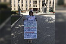 Обманутая жительница Геленджика провела одиночный пикет перед краевой администрацией