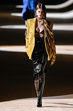 Латекс, кружевные бра и легинсы-вторая кожа на показе Saint Laurent Fall 2020