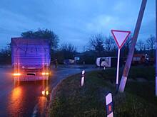 В Ростовской области столкнулись КамАЗ и ГАЗ, есть пострадавший