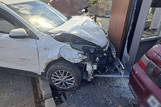 На Кубани два автомобиля въехали в витрину магазина