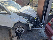 На Кубани два автомобиля въехали в витрину магазина