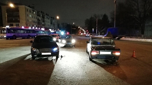 Два легковых автомобиля не поделили дорогу в заречной части Вологды, пострадал мужчина