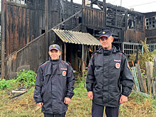 Полицейский помог пенсионерке выбраться из квартиры во время пожара в доме на западе Москвы