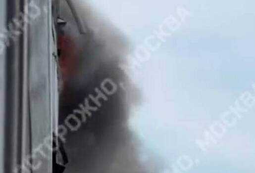 Пылающую квартиру в Москве сняли на видео из соседнего окна