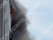 Пылающую квартиру в Москве сняли на видео из соседнего окна