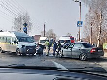 В Ахунах столкнулись микроавтобус для инвалидов и легковая машина