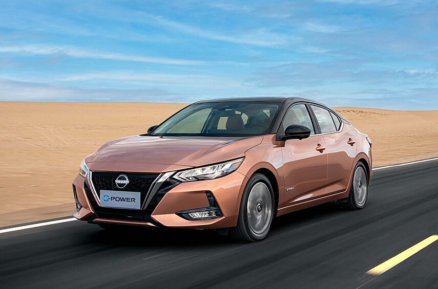 #9: Nissan Sentra/Sylphy — 533,7 тысячи (- 6%). Название «Sylphy» хорошо знакомо на востоке нашей страны: на рубеже девяностых и нулевых популярностью пользовались ввозившиеся подержанными из Японии праворульные седаны Nissan Bluebird Sylphy — JDM-вариант европейского Nissan Almera. С тех пор многое изменилось: в Японии модель не выпускается и не продаётся, больше нет и Альмеры в Европе. Сейчас седан C-класса под названием Nissan Sylphy для азиатских рынков выпускается в Китае и на Тайване, аналогичную машину для рынков Северной Америки и Бразилии собирают на заводе в Мексике под именем Nissan Sentra. В 2023 году продажи сократились на 6%, с 566 500 до 533 700 машин — что вполне ожидаемо для модели такого возраста: восьмое поколение седана с внутризаводским кодом B18 присутствует на рынке с 2019 года. Несмотря на это, автомобиль уверенно остаётся в десятке самых продаваемых автомобилей мира.