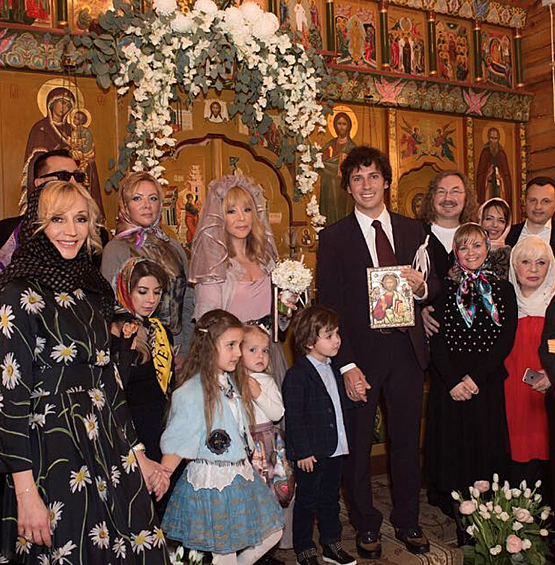  На церемонии присутствовали дети венчающихся — 4-летние Лиза и Гарри, а также Кристина Орбакайте, Валентин Юдашкин и Александр Буйнов