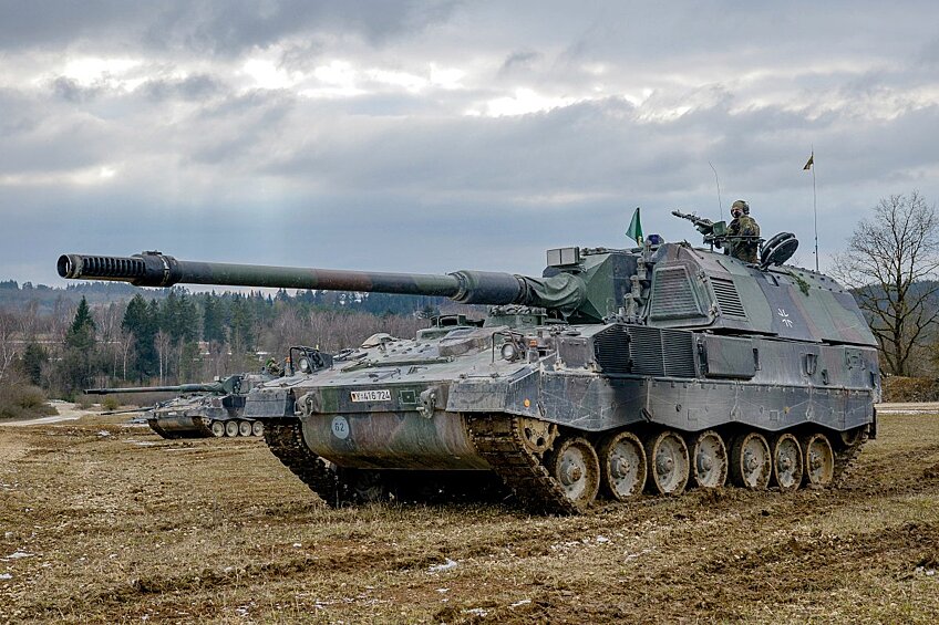 САУ PzH 2000. Немецкую самоходную артиллерийскую установку (САУ) Panzerhaubitze 2000 разработали в 1998 году. Установка получила орудие калибра 155 миллиметров. Дальность стрельбы АРС составляет 67 километров. Лобовая броня машины обеспечивает защиту от пуль калибра 14,5 миллиметра. Для обучения работе на PzH 2000 требуется 36 дней.  Эксплуатантами PzH 2000 выступают около десяти стран, включая Украину. Всего Германия обещала передать Украине более ста таких гаубиц. Рассчитанные на около ста выстрелов в сутки, PzH 2000 на Украине испытывают значительную нагрузку, в связи с чем у части поставленных немецких гаубиц пришел в негодность механизм заряжания