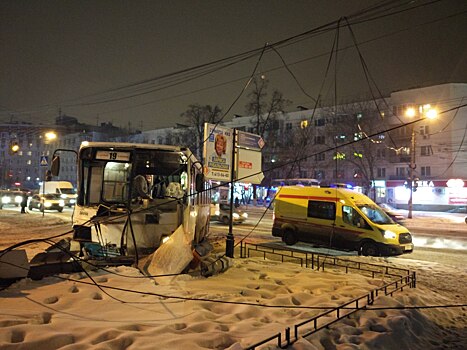 Нижегородский автобус столкнулся с инкассаторской машиной и врезался в столб (ФОТО)