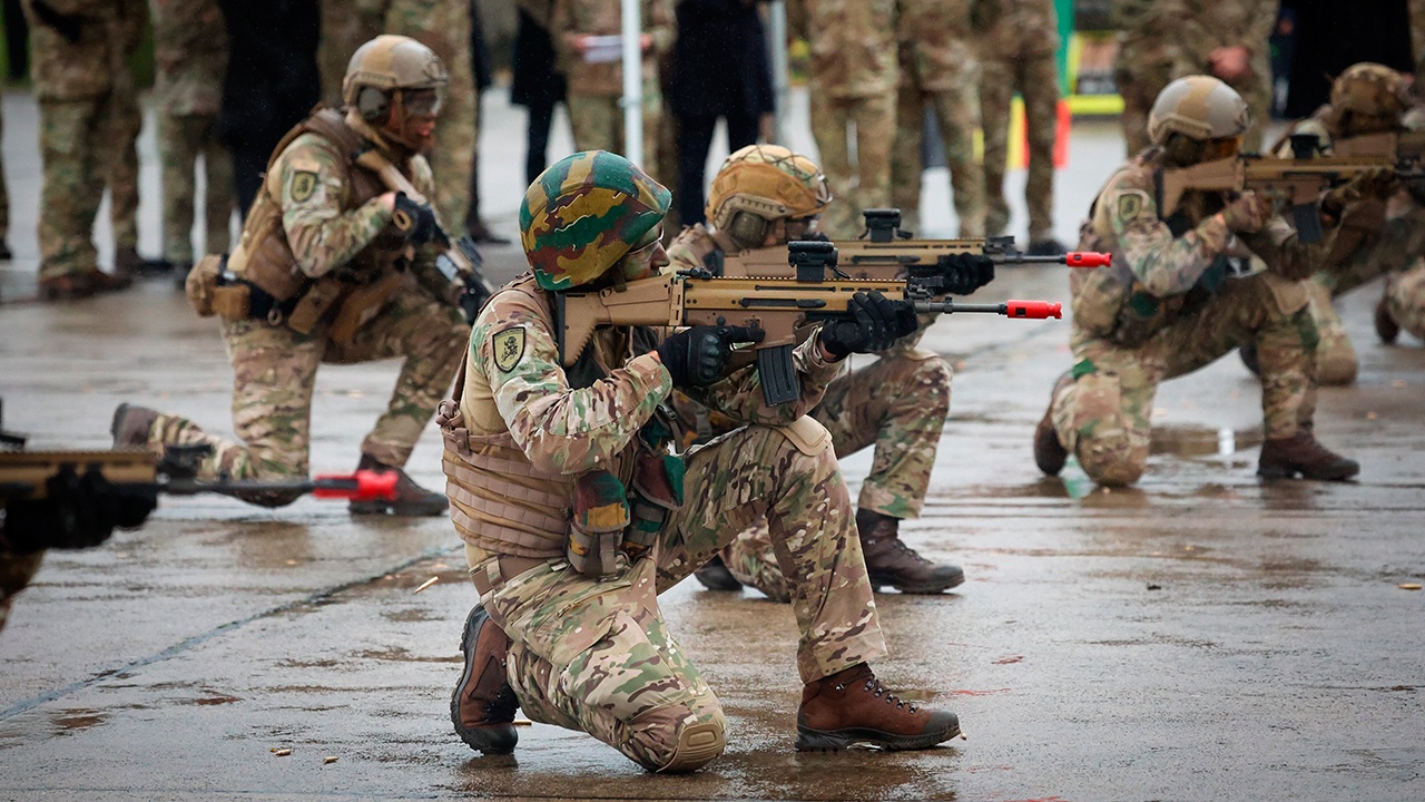 Всем 17-летним бельгийцам прислали письма с предложением сходить в армию