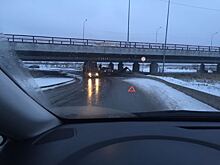 «Ты не пройдешь». Мост на Софийской поймал грузовик в очередной раз
