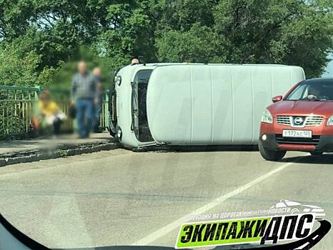 В Приморье микроавтобус УАЗ перевернулся на мосту