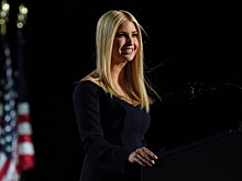 Дочь Дональда Трампа предстала в мини-юбке на фоне небоскребов