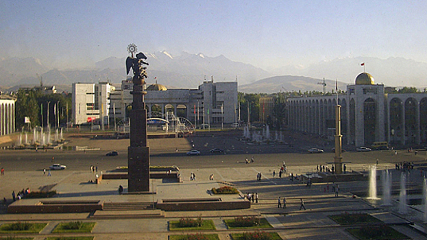 Баллотирующиеся в президенты лидеры оппозиции Киргизии заявили об объединении сил