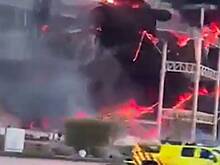 Мощный пожар вспыхнул в аквапарке Абу-Даби и попал на видео