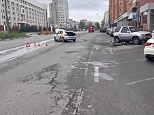 Уснувший за рулем таксист врезался в два автомобиля на улице Горького