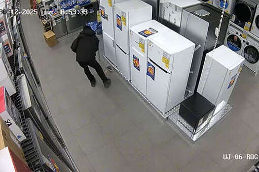 В Польше мужчины совершили кражу из магазина электроники с помощью фейерверка