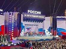 Путин спел гимн России с участниками концерта в честь воссоединения с Крымом